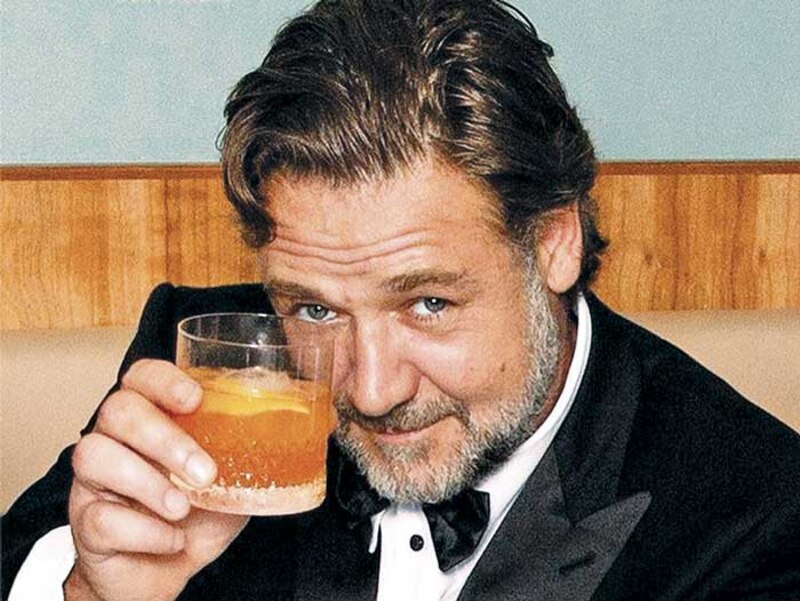 George Clooney brindando con un cóctel