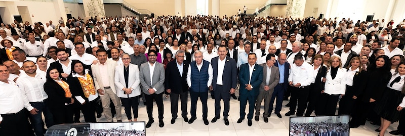 Reunión de empresarios y políticos en un evento