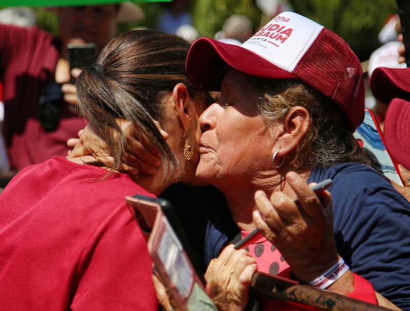 Mujer abraza a otra mujer