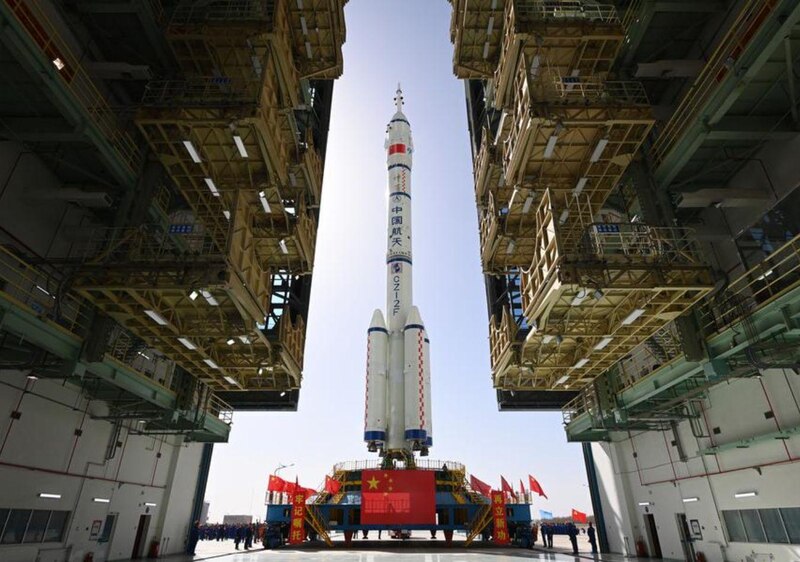 Está previsto que la Shenzhou-19 transporte a la nueva tripulación de la Tiangong, en la que se encuentran desde el pasado abril tres astronautas que llegaron a bordo de la estación como parte de la misión anterior, la Shenzhou-18.