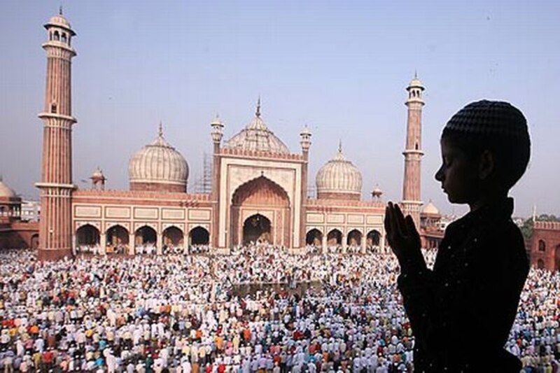 Musulmanes rezan en la mezquita Jama Masjid de Nueva Delhi