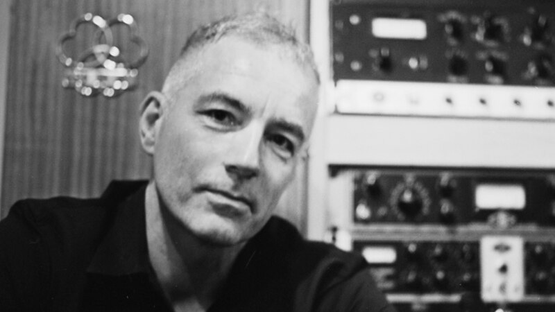 El músico Brian Eno en su estudio de grabación.