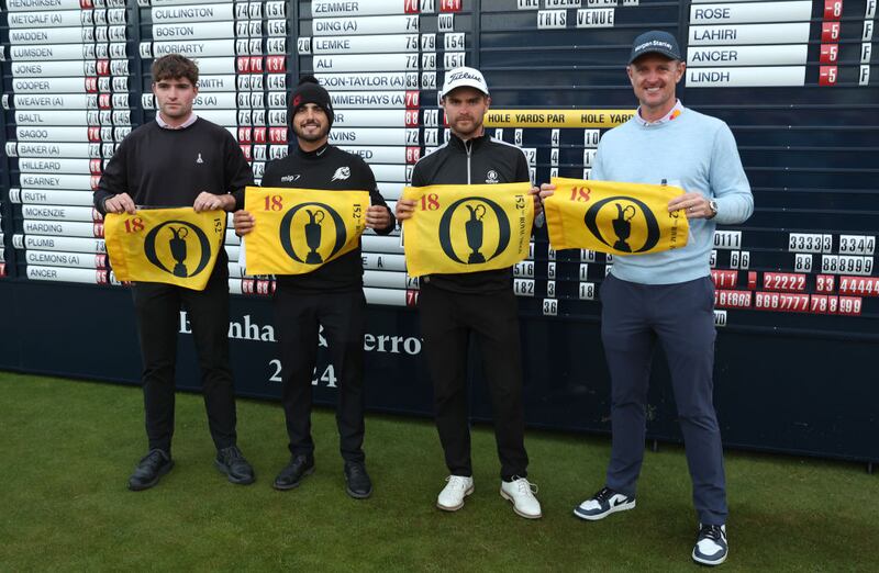 Los golfistas celebran la victoria en el torneo.