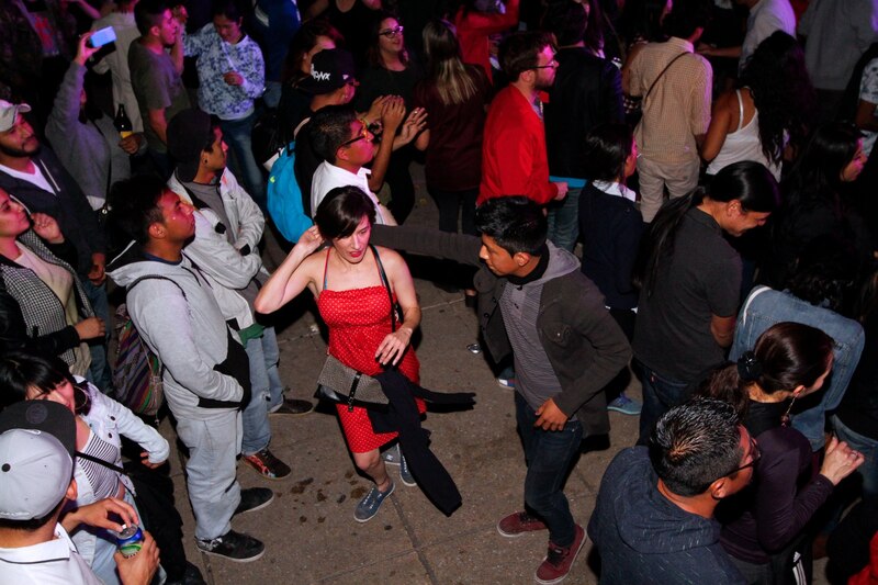 La multitud baila en una fiesta