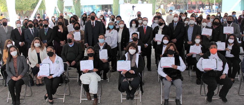 Entrega de reconocimientos a personal de salud por su destacada labor durante la pandemia de COVID-19.