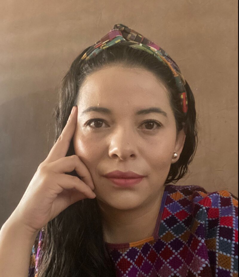 Mujer indígena con traje tradicional mexicano