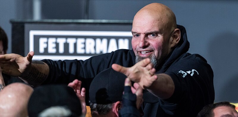 El senador John Fetterman saluda a sus partidarios