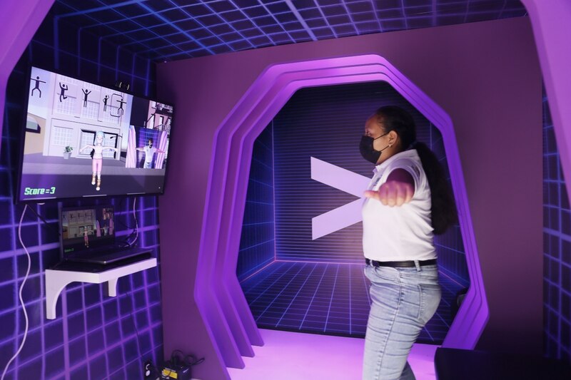 Mujer jugando a un videojuego de realidad virtual