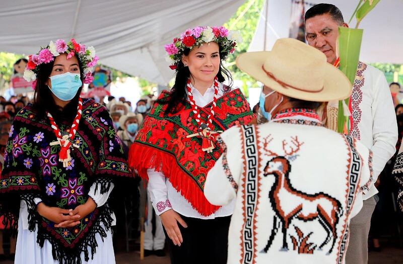 Presidenta de Bolivia recibe a representantes indígenas