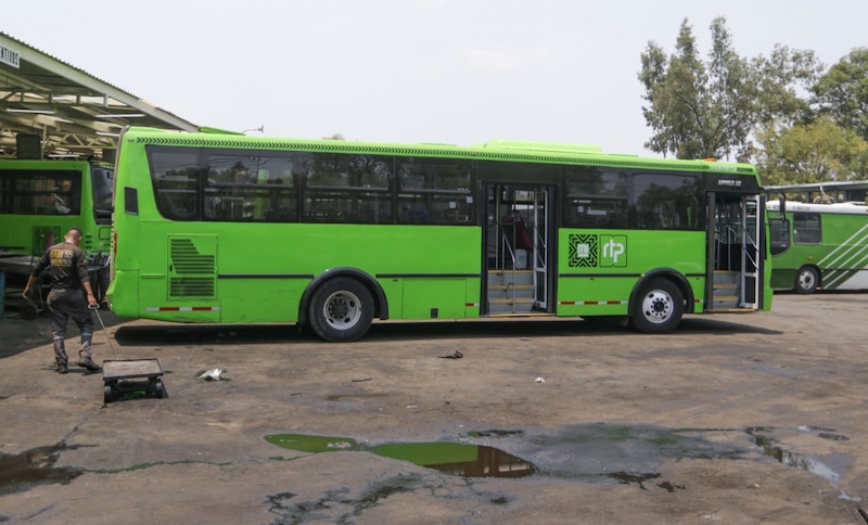 Autobús verde en un taller