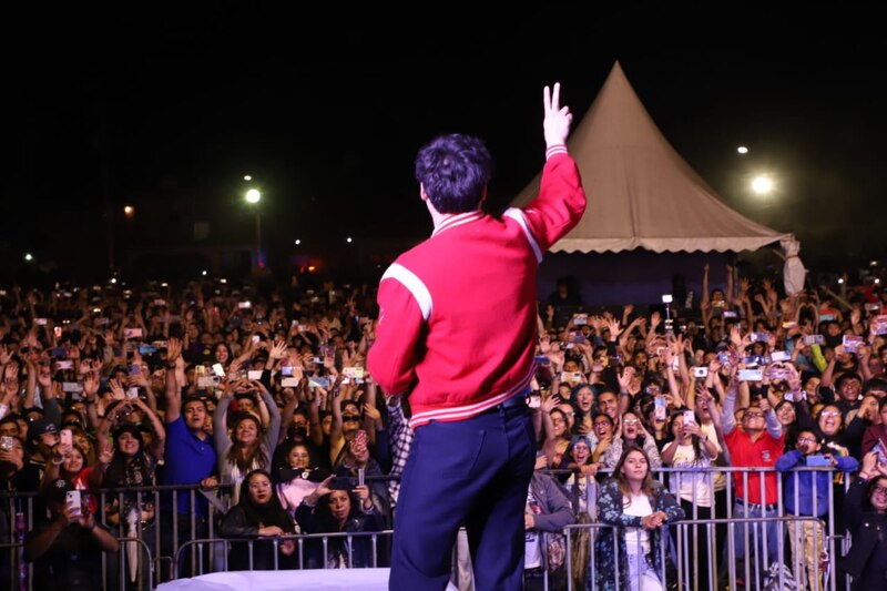 Artista saluda a sus fans en un concierto