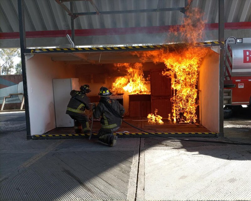 Bomberos apagan incendio en una casa
