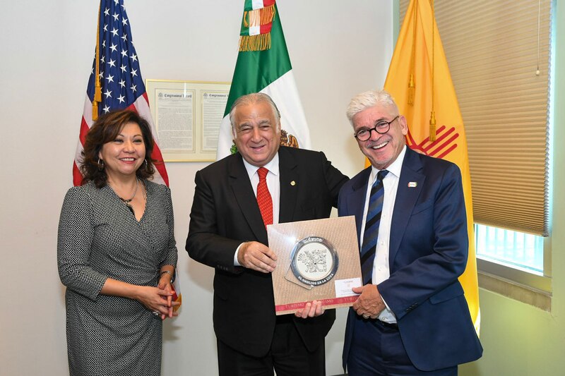 El gobernador de Nuevo México, Michelle Lujan Grisham, entrega un premio al presidente de México, Andrés Manuel López Obrador.