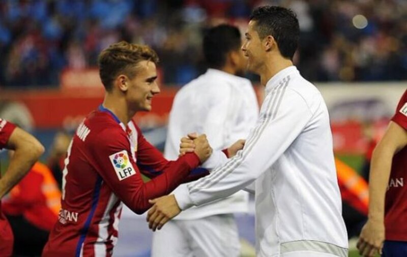 Cristiano Ronaldo y Antoine Griezmann se saludan tras el partido