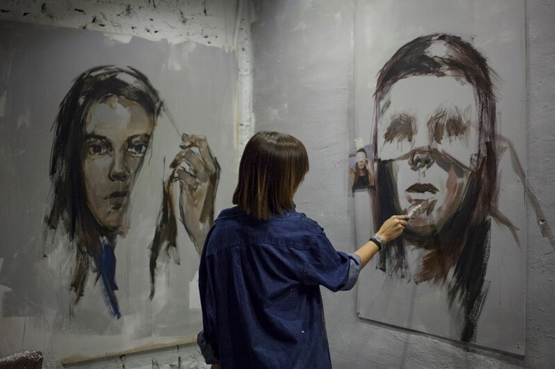 Artista pinta un retrato en su estudio