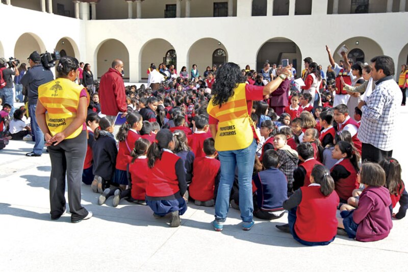 Niños en una visita escolar a un museo