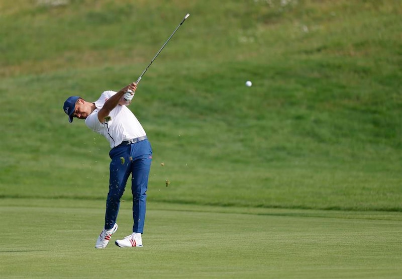 Golfista masculino en acción