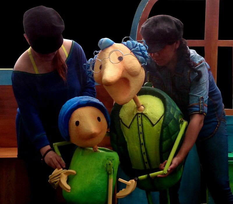 Marionetas en una obra de teatro