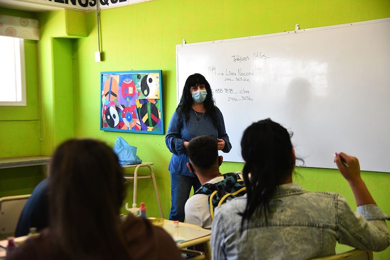 Profesora dando clase en un aula