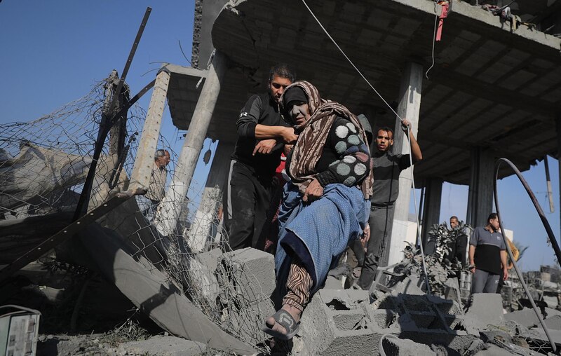 Rescatan a una mujer de entre los escombros en Gaza