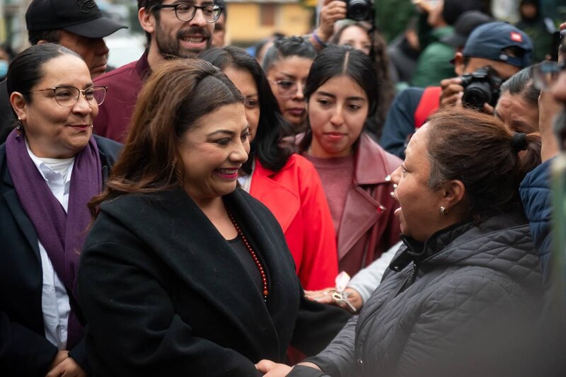 La candidata presidencial colombiana Francia Márquez saluda a sus seguidores.