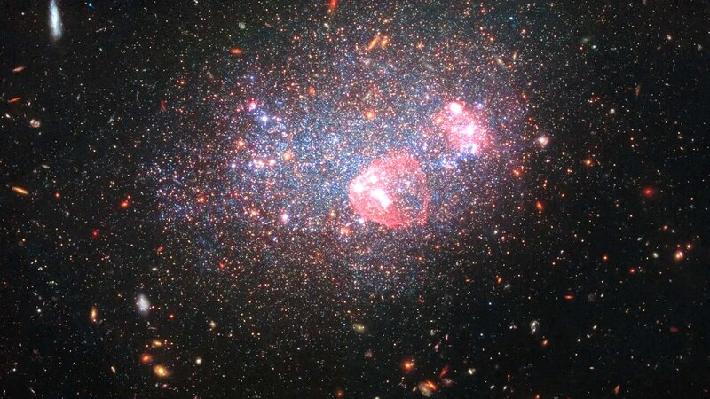 Imagen del cúmulo de galaxias Abell 2218 tomada por el telescopio espacial Hubble.