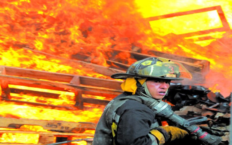 Bombero apaga un incendio
