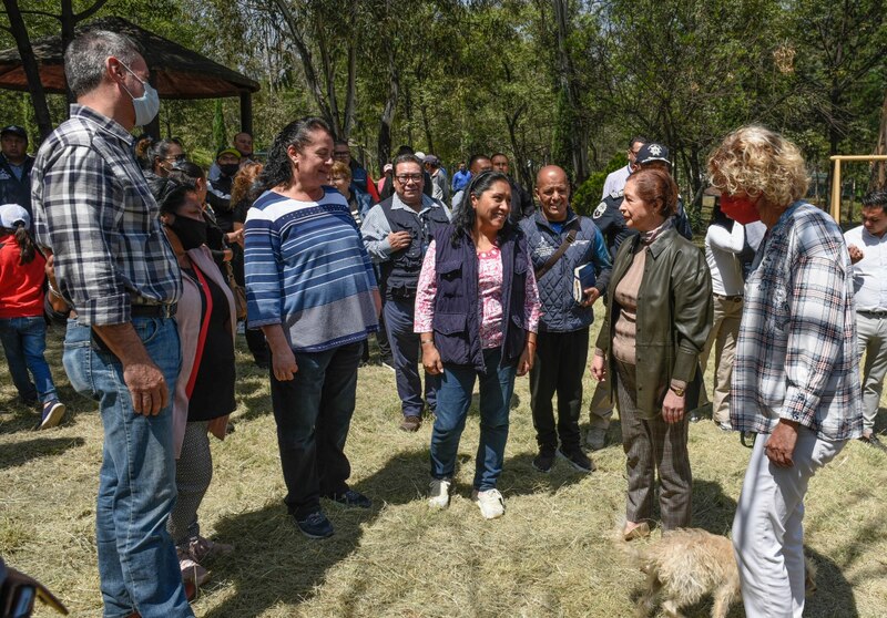 Reunión de vecinos con autoridades en un parque
