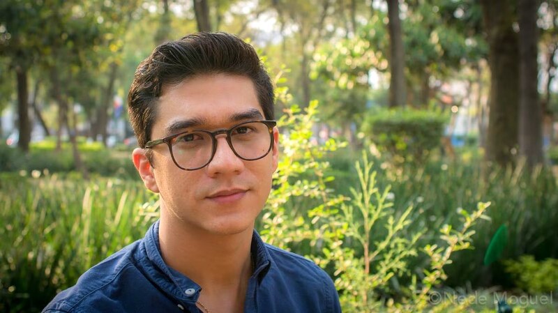 Joven con gafas en un parque