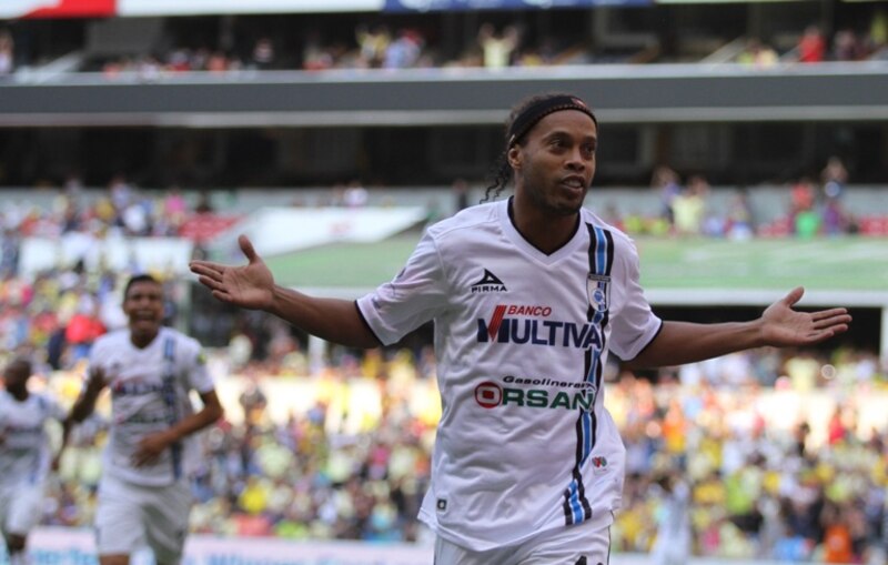 Ronaldinho celebra un gol