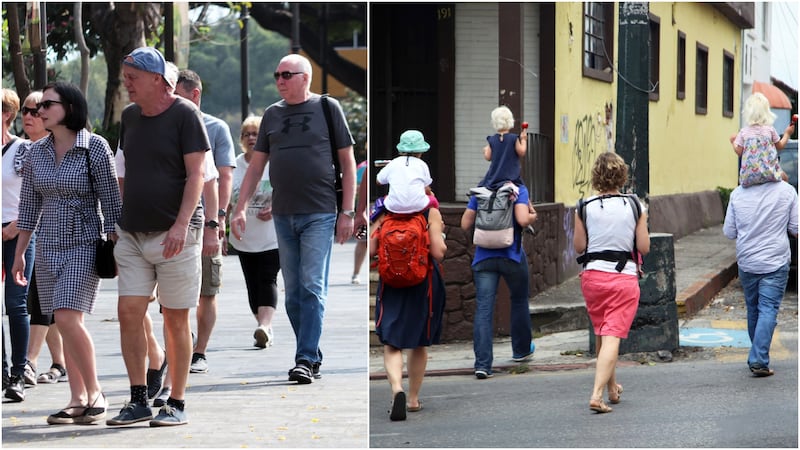 Turistas extranjeros caminado en las calles de México