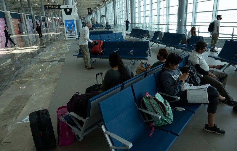 Pasajeros esperan en la terminal del aeropuerto