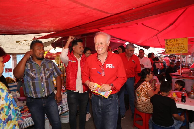 El candidato presidencial Ricardo Anaya saluda a los comerciantes en un mercado de la Ciudad de México.