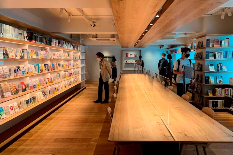 Biblioteca con estanterías de libros y mesas de lectura