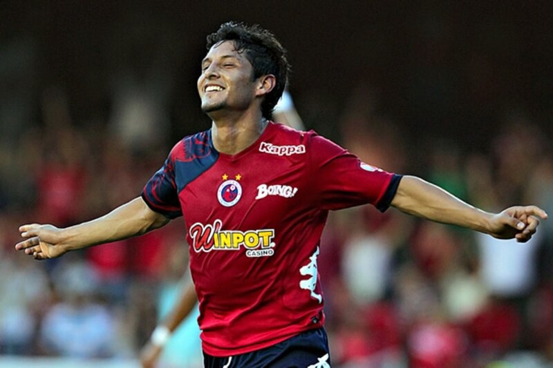 Jugador de fútbol celebra un gol
