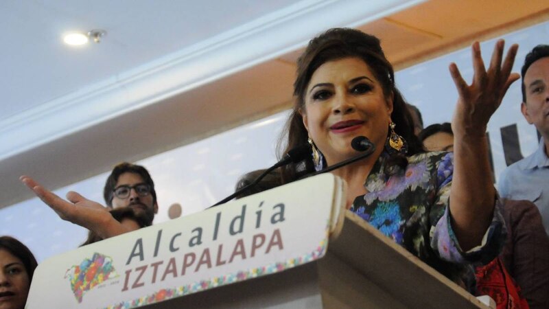 La alcaldesa de Iztapalapa, Clara Brugada, da un discurso durante un evento público.