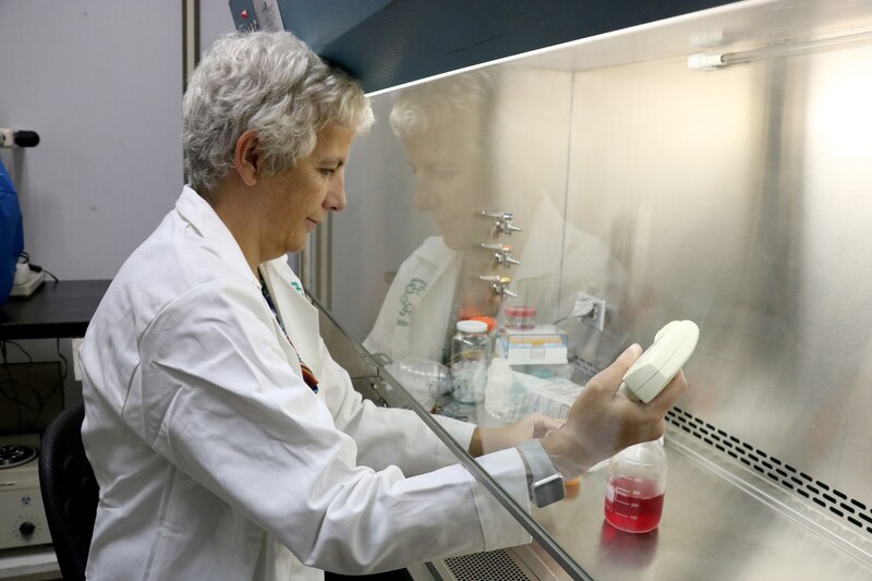Científica trabajando en un laboratorio