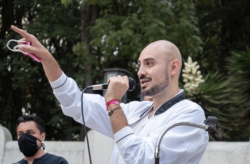 Un hombre hablando por un micrófono