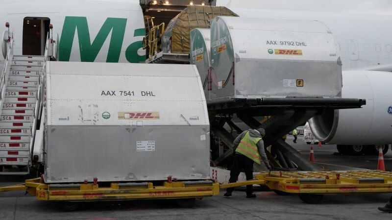 Carga de mercancía en un avión