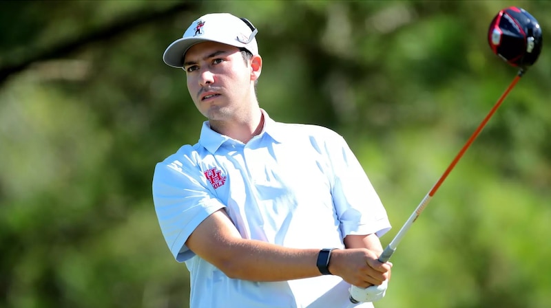 El golfista de la Universidad de Houston, Juan Carlos Restrepo, en acción durante un torneo.