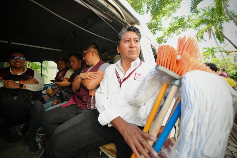 Trabajadores de limpieza en un camión