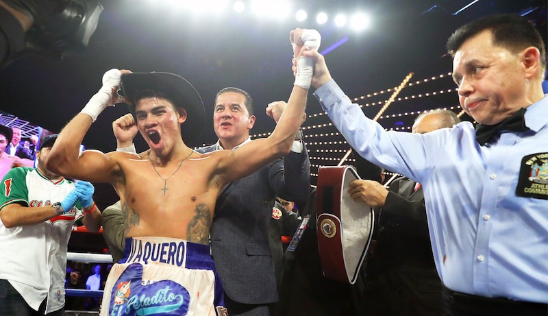 El boxeador mexicano Saúl "Canelo" Álvarez celebra su victoria.