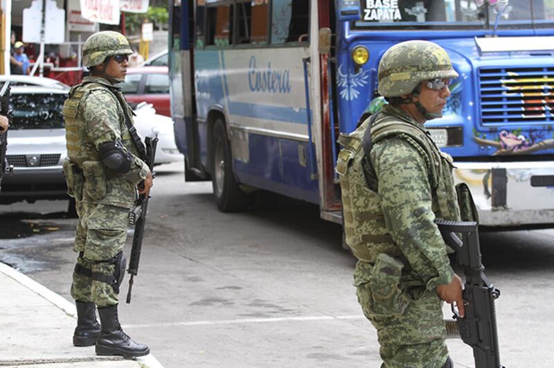 Militares mexicanos resguardan un autobús en una calle de la Ciudad de México
