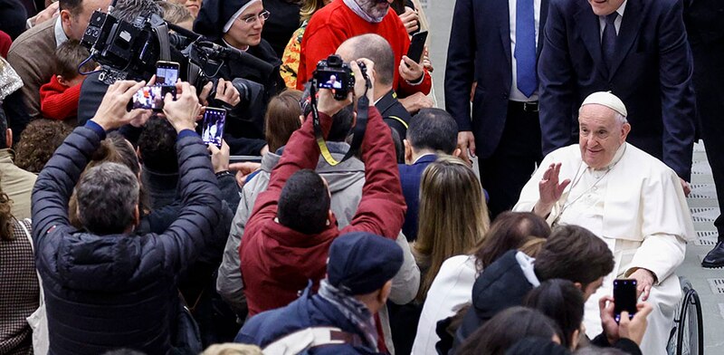 El Papa Francisco saluda a la multitud en su silla de ruedas