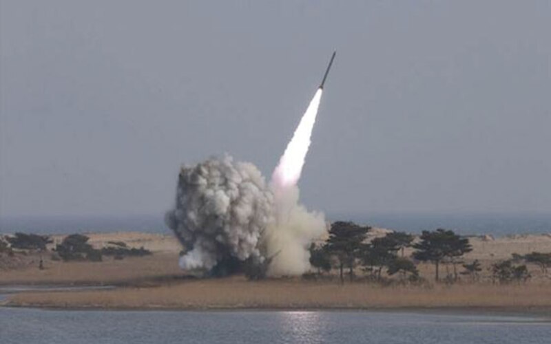 Corea del Norte lanza un misil balístico