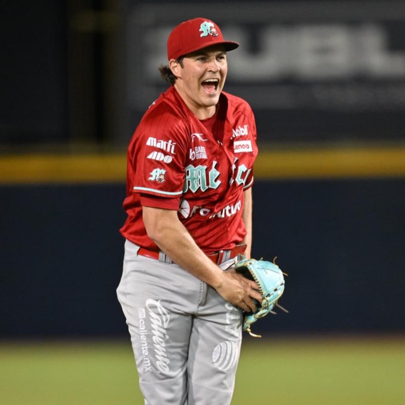 ¡El pitcher estrella de los Mariachis de Guadalajara, Alex Delgado, lanza la bola con fuerza durante el partido de béisbol contra los Charros de Jalisco!