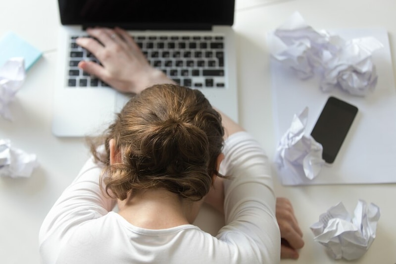 Mujer joven estresada por el trabajo