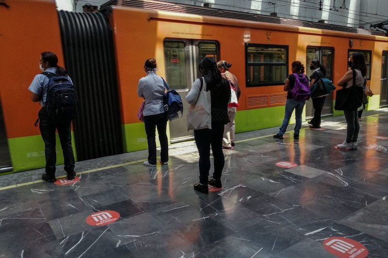 Miles de personas usan diariamente el transporte público Metro, con el anuncio del cambio de semáforo rojo a naranja se ha permitido un regreso a las actividades de manera más organizada