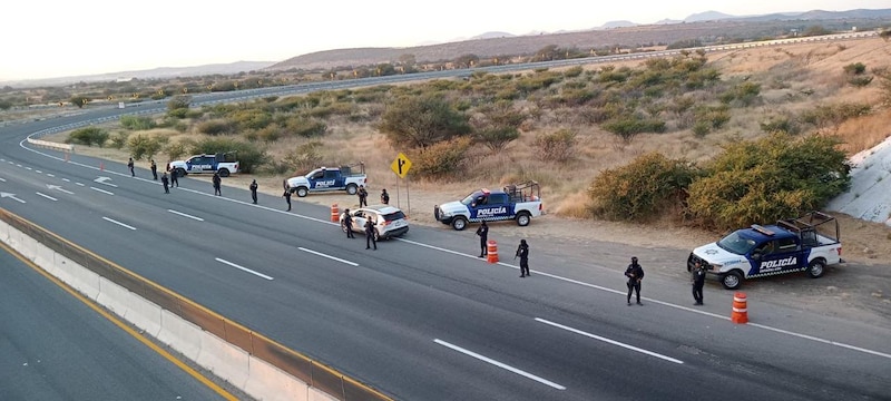 Policías de Guanajuato durante un operativo de seguridad con equipo táctico