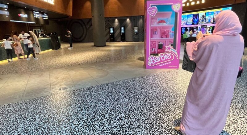 Mujer musulmana en un centro comercial